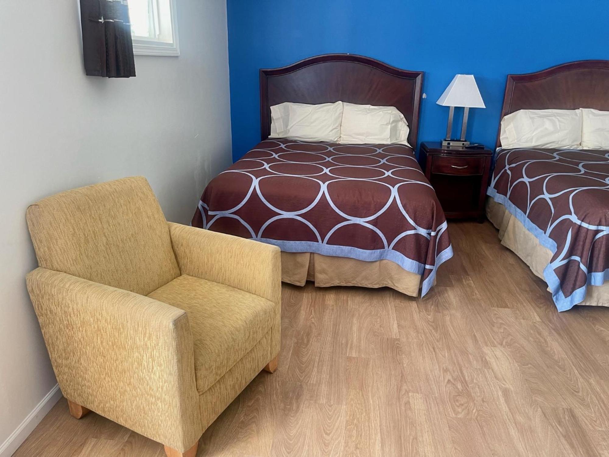 Rodeway Inn Flora Екстериор снимка